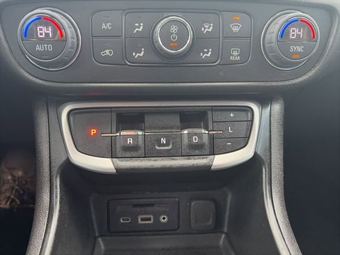 Used 2023 GMC Terrain SLT image 18