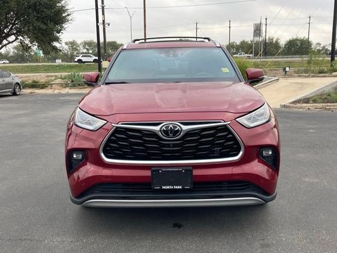 Used 2024 Toyota Highlander Platinum image 2