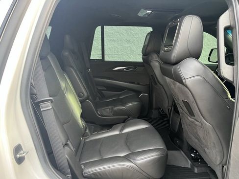 Used 2019 Cadillac Escalade Platinum image 9