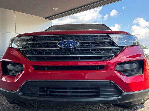 Used 2022 Ford Explorer XLT image 3