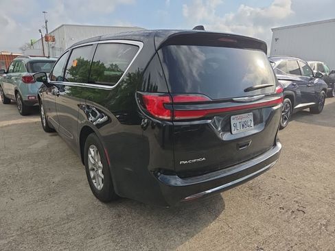 Used 2025 Chrysler Pacifica Select image 6