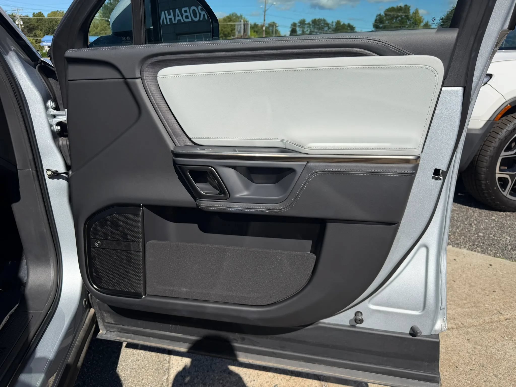 Used 2024 Rivian R1S Adventure Dual AWD/4WD image 22
