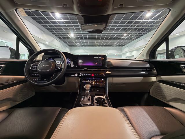 Used 2024 Kia Carnival EX FWD image 17