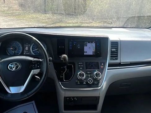 Used 2017 Toyota Sienna XLE w/ XLE Navigation Package image 11