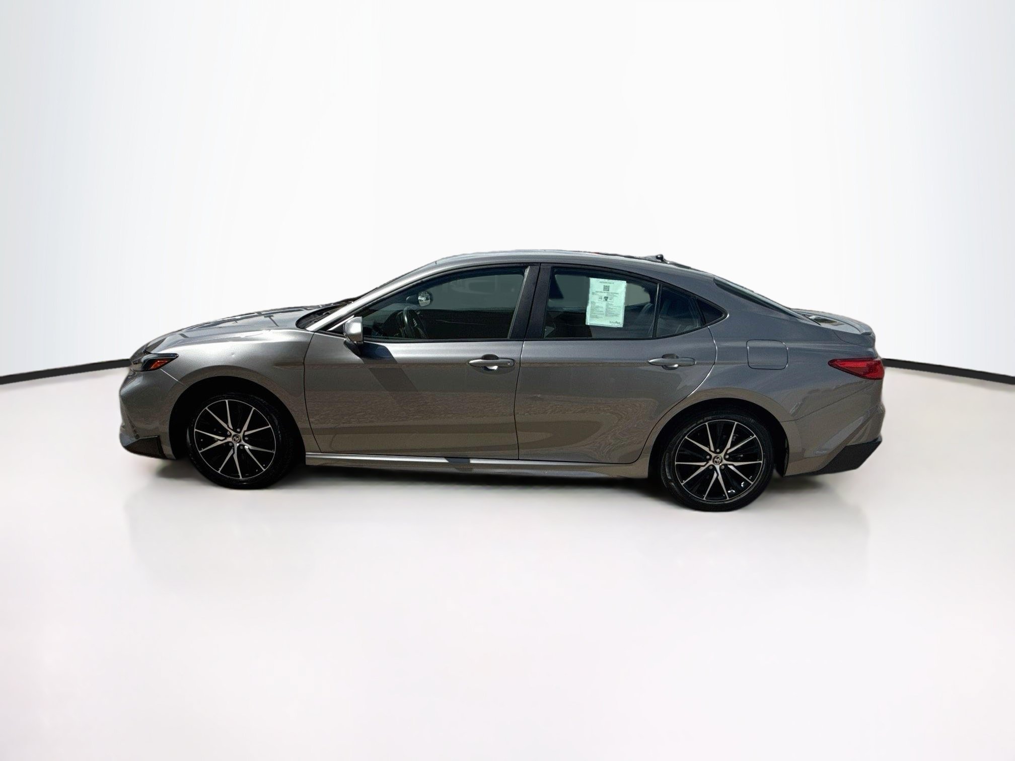 Used 2025 Toyota Camry SE FWD image 4