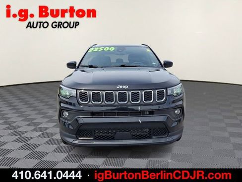 Used 2024 Jeep Compass Latitude AWD/4WD image 2