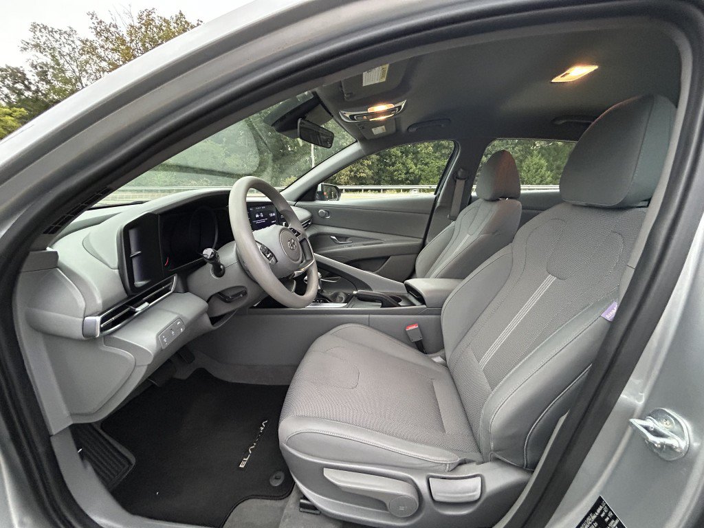 Used 2021 Hyundai Elantra SE FWD image 7