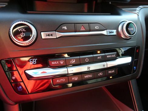 Used 2020 Ford Explorer Limited image 32