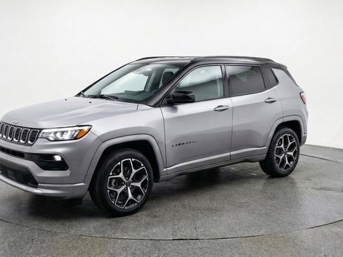 Used 2025 Jeep Compass Limited AWD/4WD image 3