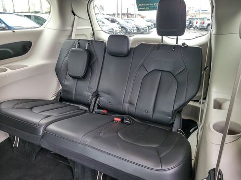 Used 2018 Chrysler Pacifica Touring-L Plus w/ Tire & Wheel Group image 9