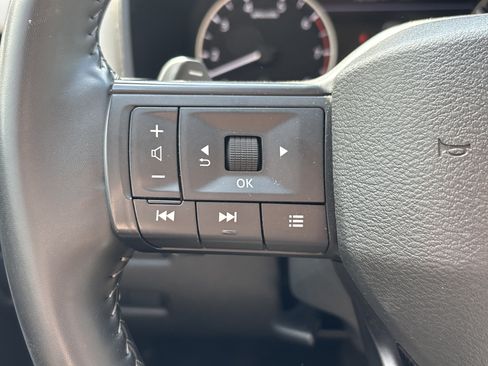 Used 2025 Nissan Rogue SV AWD/4WD image 17