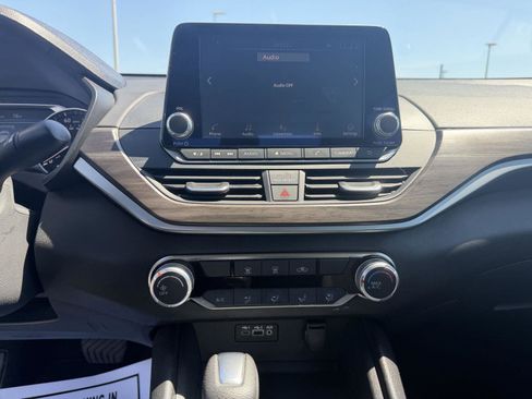 Used 2025 Nissan Altima 2.5 SV FWD image 18