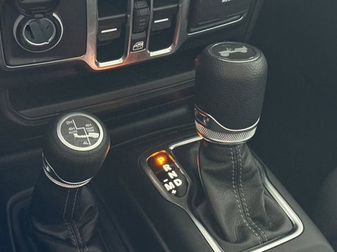 Used 2025 Jeep Wrangler Unlimited Sahara image 24