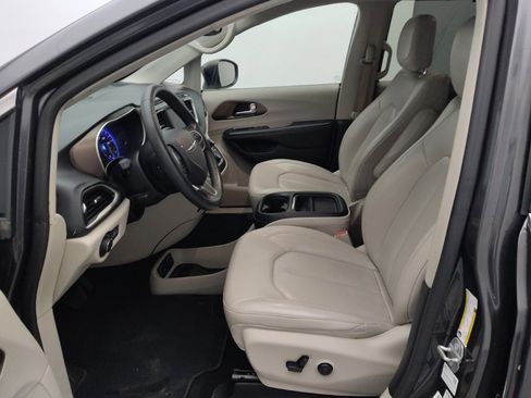 Used 2021 Chrysler Voyager Lxi image 17
