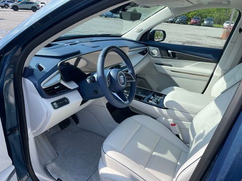 Used 2025 Buick Enclave Avenir FWD image 13