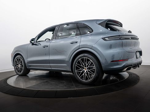 Certified 2026 Porsche Cayenne AWD/4WD image 3