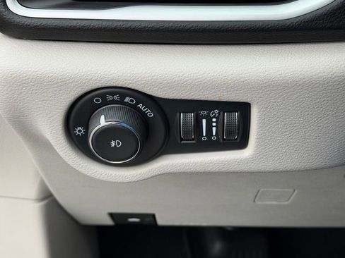 Used 2024 Chrysler Pacifica Touring-L image 12