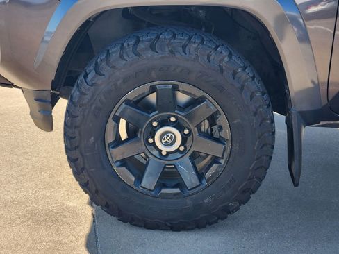 Used 2017 Toyota Tacoma SR5 w/ Tow Package image 10