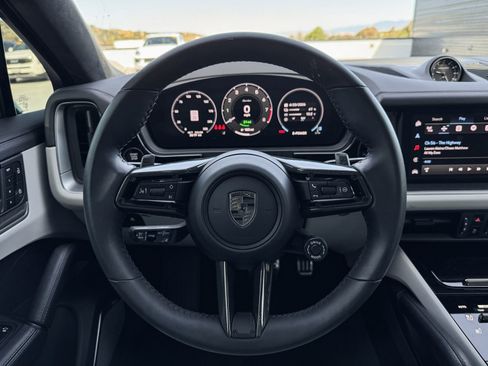 Certified 2025 Porsche Cayenne Turbo AWD/4WD image 16
