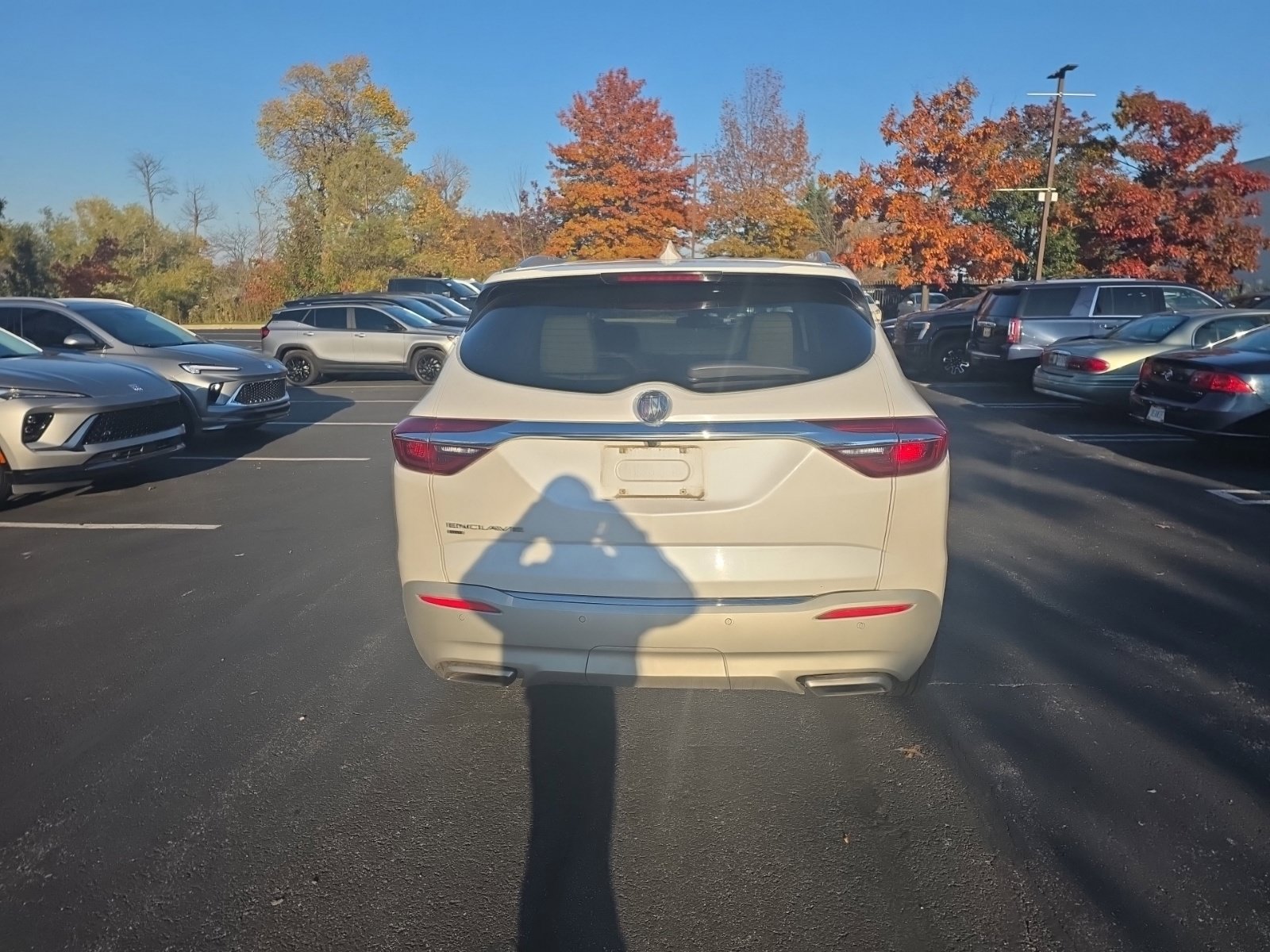Used 2020 Buick Enclave Premium w/ Sun and Sites Package AWD/4WD image 4