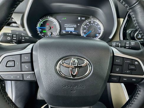 Used 2025 Toyota Highlander XLE AWD/4WD image 16