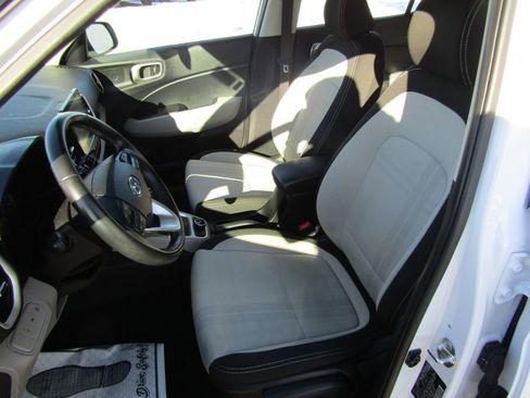 Used 2021 Hyundai Venue SEL image 10