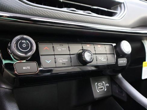 New 2026 Jeep Compass Latitude AWD/4WD image 36