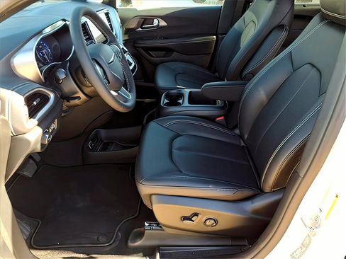 New 2026 Chrysler Pacifica Select image 18