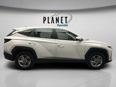 Certified 2025 Hyundai Tucson SE image 8