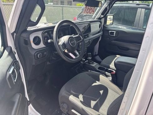Used 2025 Jeep Wrangler Unlimited Sahara AWD/4WD image 6