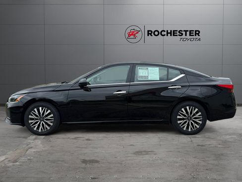 Used 2024 Nissan Altima 2.5 SV FWD image 2