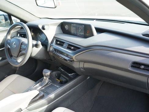 Used 2019 Lexus UX 200 FWD image 19