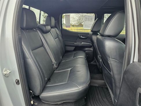 Used 2019 Toyota Tacoma TRD Sport image 11