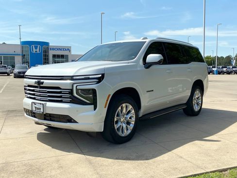 Used 2025 Chevrolet Tahoe Premier AWD/4WD image 3