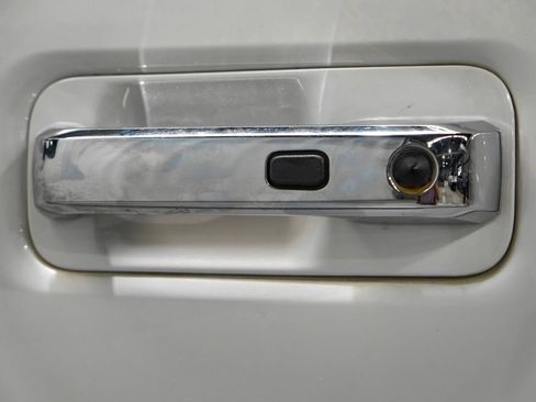 Used 2022 Ford F350 Platinum w/ FX4 Off-Road Package AWD/4WD image 42
