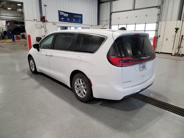 Used 2024 Chrysler Pacifica Touring-L FWD image 5