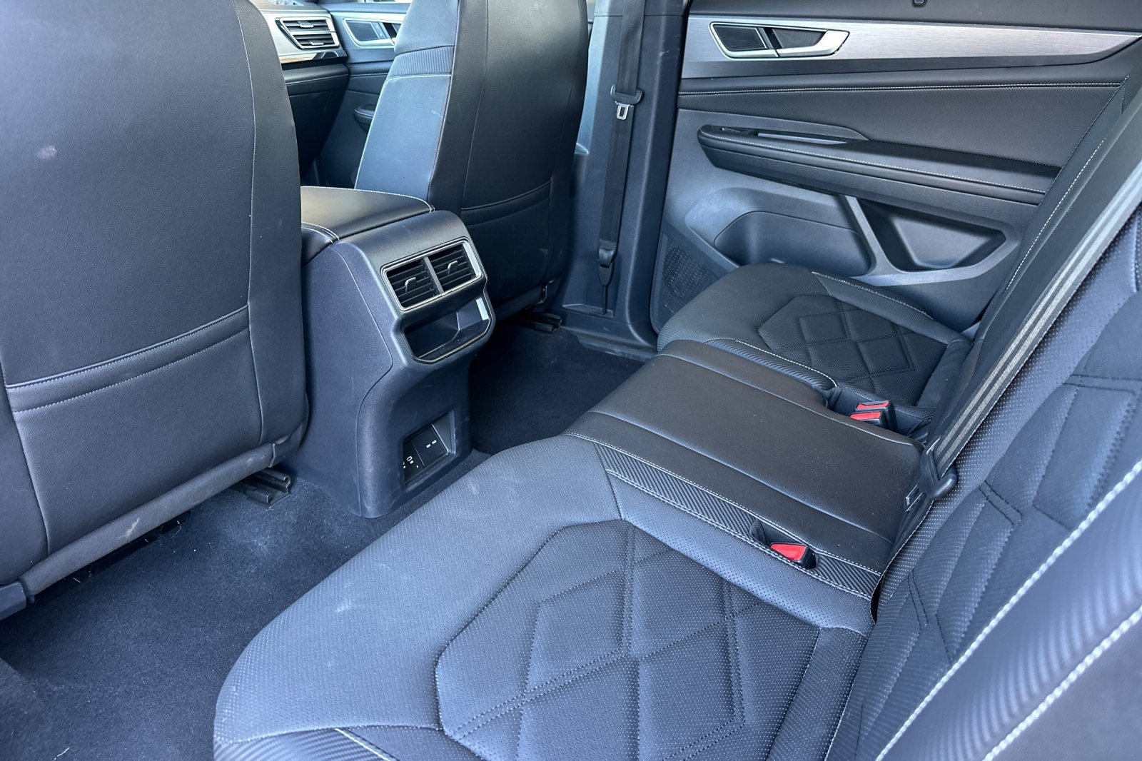 Used 2025 Volkswagen Atlas Cross Sport SE AWD/4WD image 14