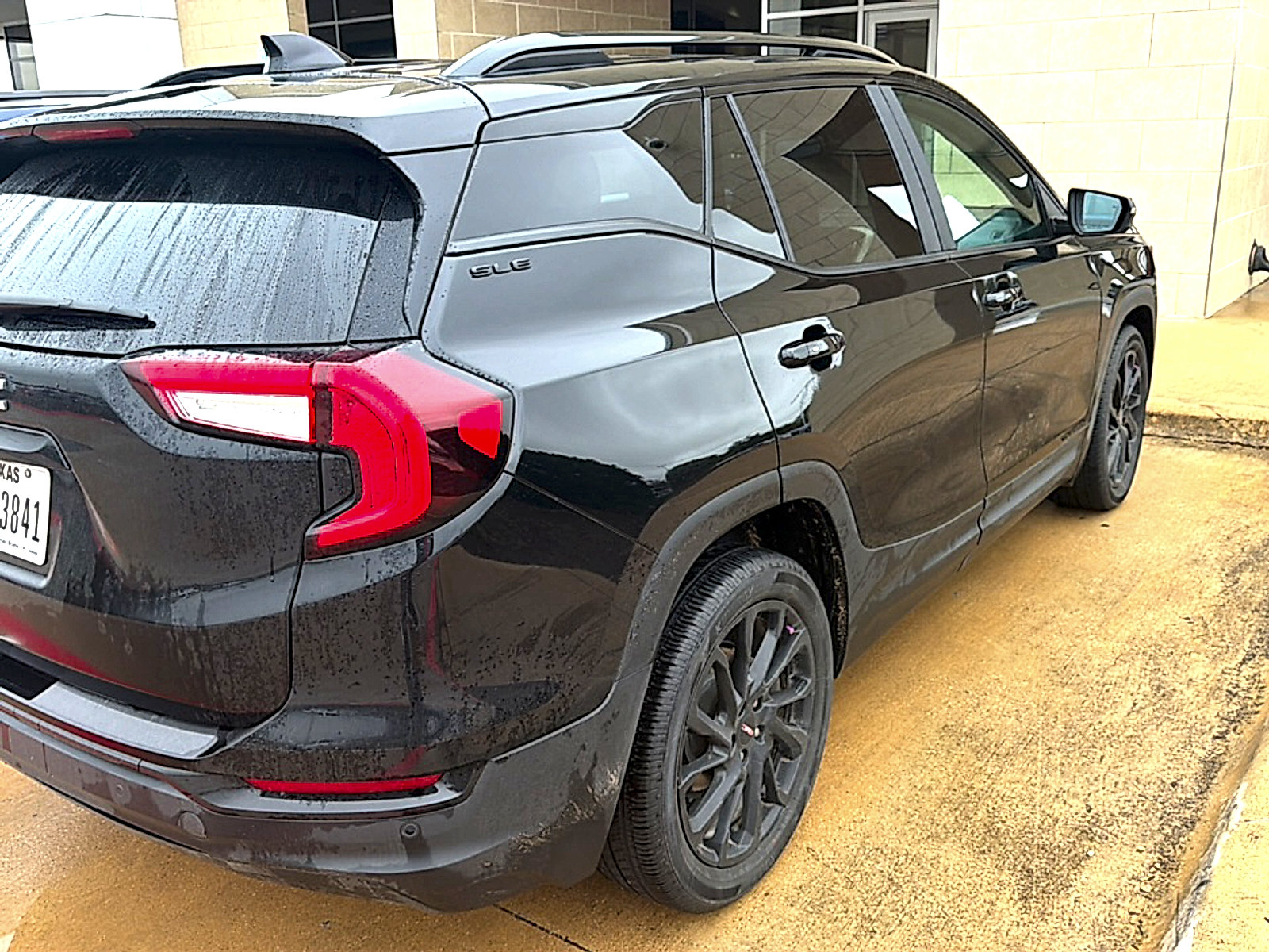 Used 2024 GMC Terrain SLE w/ Driver Convenience Package FWD image 4