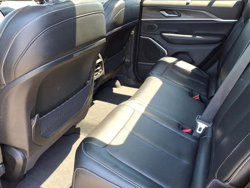 Used 2024 Jeep Grand Cherokee Limited w/ Luxury Tech Group II AWD/4WD image 16