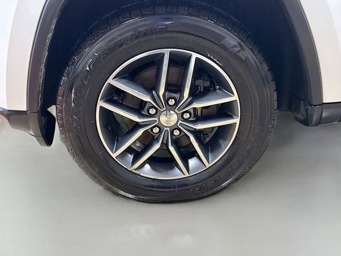 Used 2017 Jeep Grand Cherokee Limited image 30