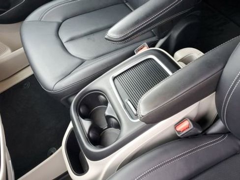 Certified 2024 Chrysler Pacifica Touring-L image 18