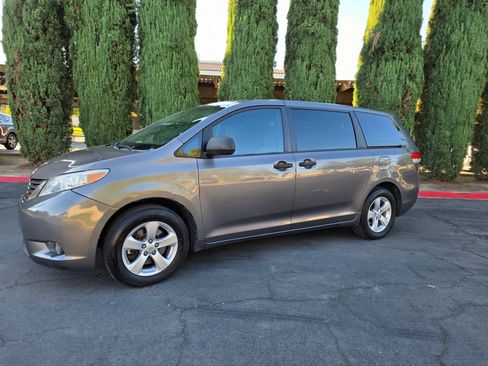 Used 2013 Toyota Sienna L w/ Towing Pkg FWD image 47