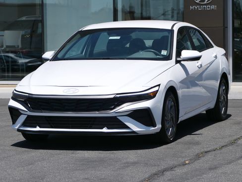 Certified 2024 Hyundai Elantra SEL FWD image 7