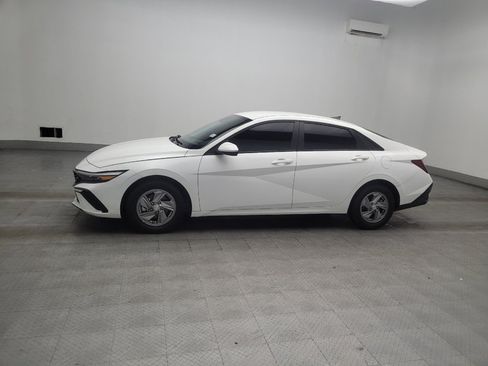 Used 2025 Hyundai Elantra SE FWD image 2
