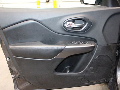 Used 2019 Jeep Cherokee Limited image 16