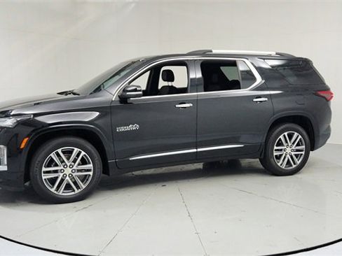 Used 2023 Chevrolet Traverse High Country image 2