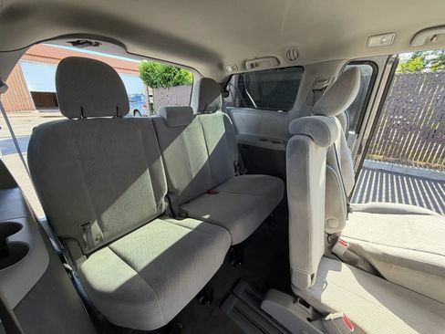 Used 2017 Toyota Sienna LE FWD image 12