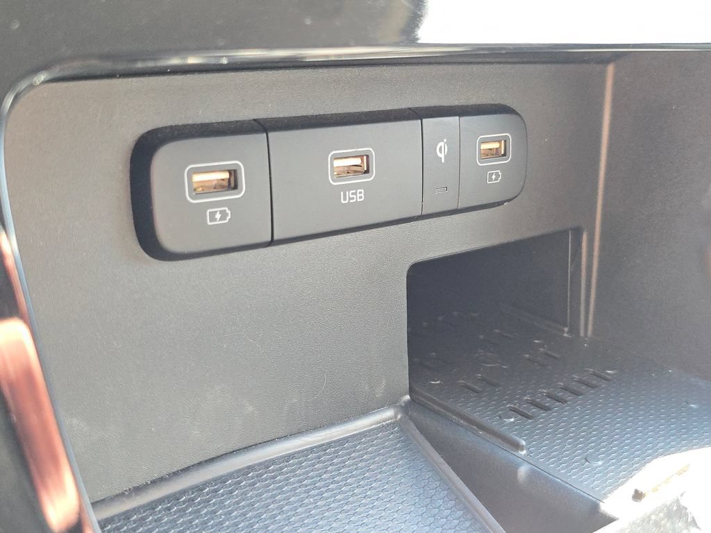 Used 2022 Kia Carnival EX FWD image 35