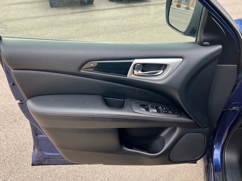 Used 2019 Nissan Pathfinder SV image 17