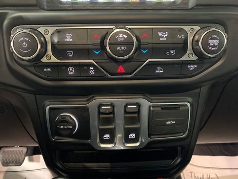 Used 2023 Jeep Wrangler Willys image 9